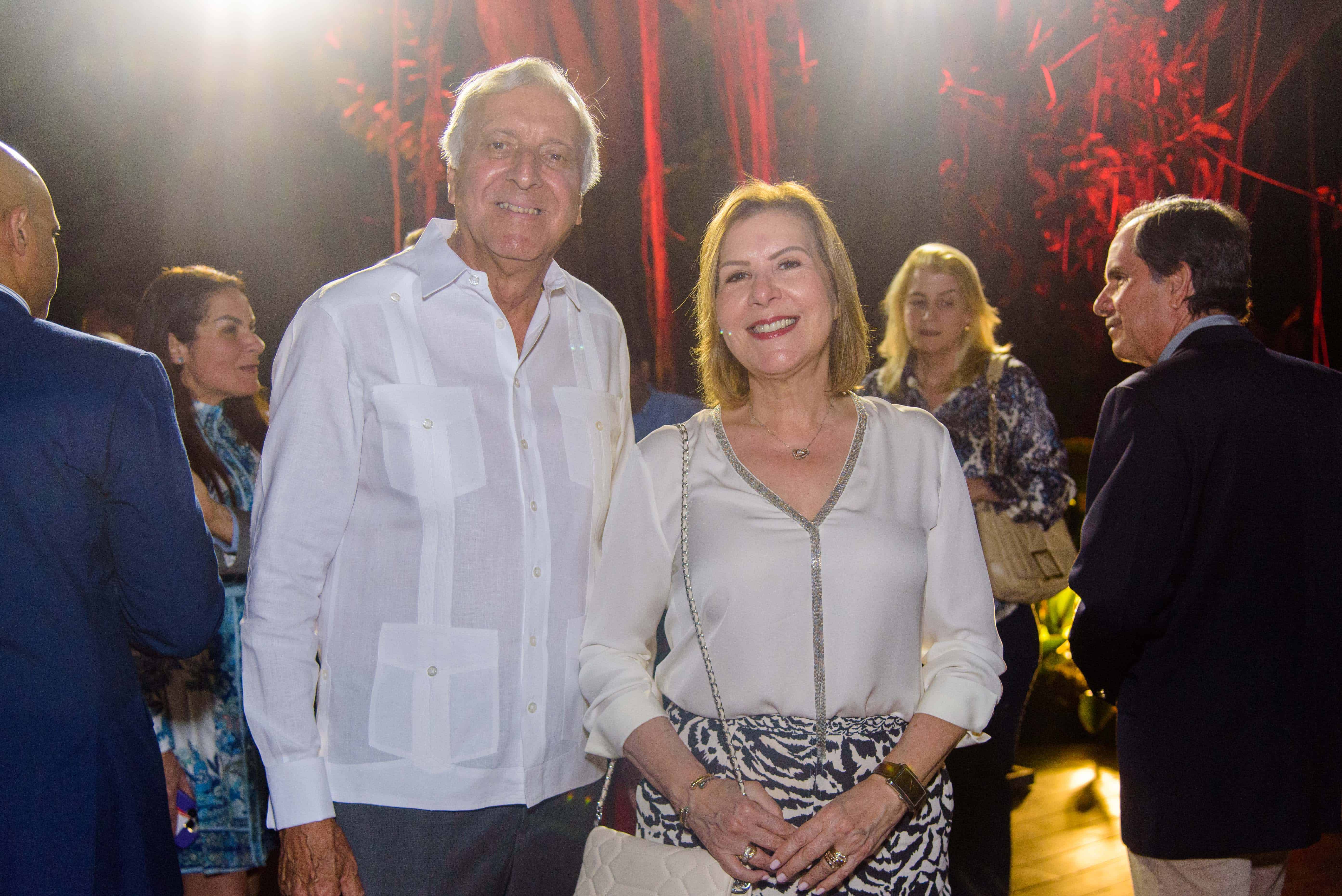 Mayra Báez de Jimenez y Sebastian Jiménez Roboiu. 