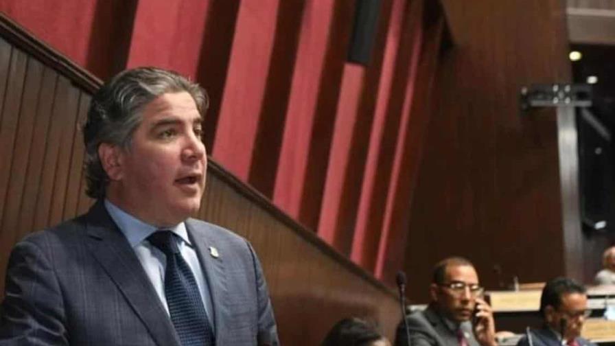 Miguel Bogaert introduce proyecto para construcción de techados en Herrera y Manoguayabo