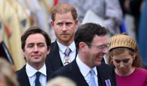 El príncipe Harry afuereado en la coronación de su padre Carlos III