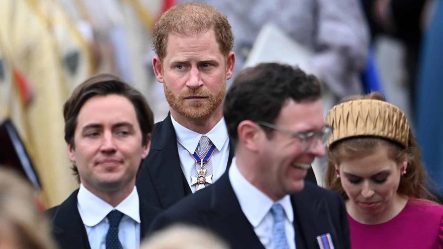 El príncipe Harry afuereado en la coronación de su padre Carlos III