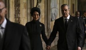 Luis Abinader y Raquel Arbaje a su llegada a la Abadía de Westminster