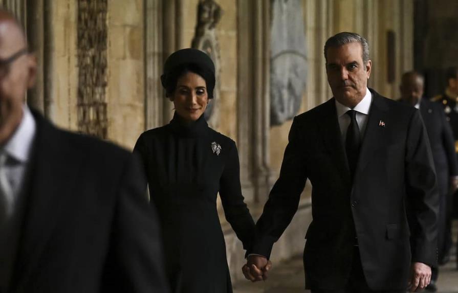Luis Abinader y Raquel Arbaje a su llegada a la Abadía de Westminster