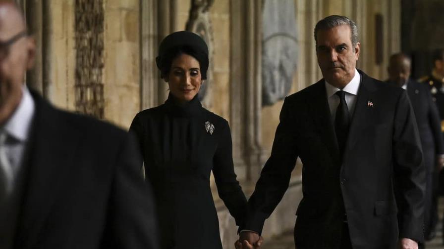 Luis Abinader y Raquel Arbaje a su llegada a la Abadía de Westminster