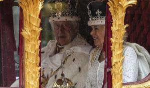 Carlos III y Camila inician la procesión a Buckingham tras ser coronados