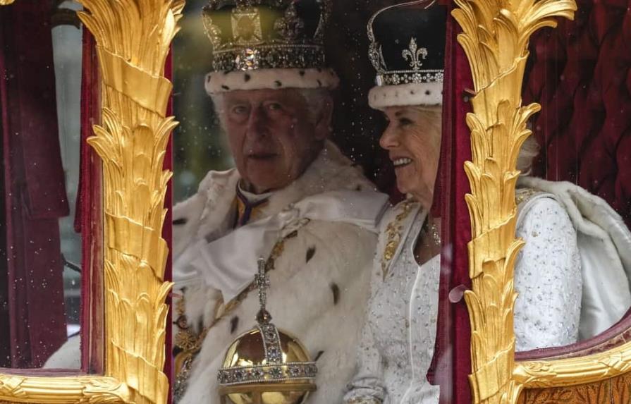 Carlos III y Camila inician la procesión a Buckingham tras ser coronados