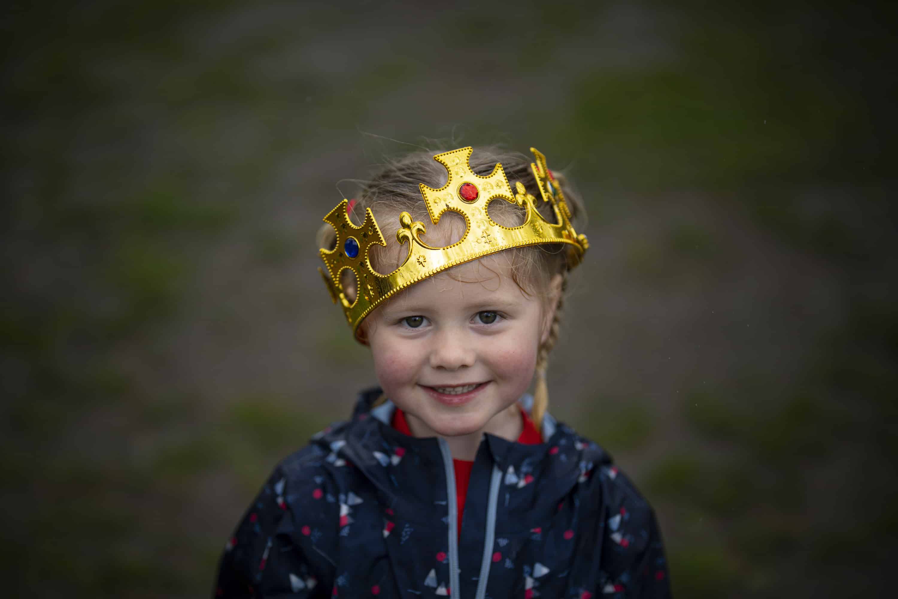 Freya, de 3 años, posa con una corona de juguete durante la ceremonia de coronación del rey Carlos III de Gran Bretaña, en Londres, el sábado 6 de mayo de 2023.