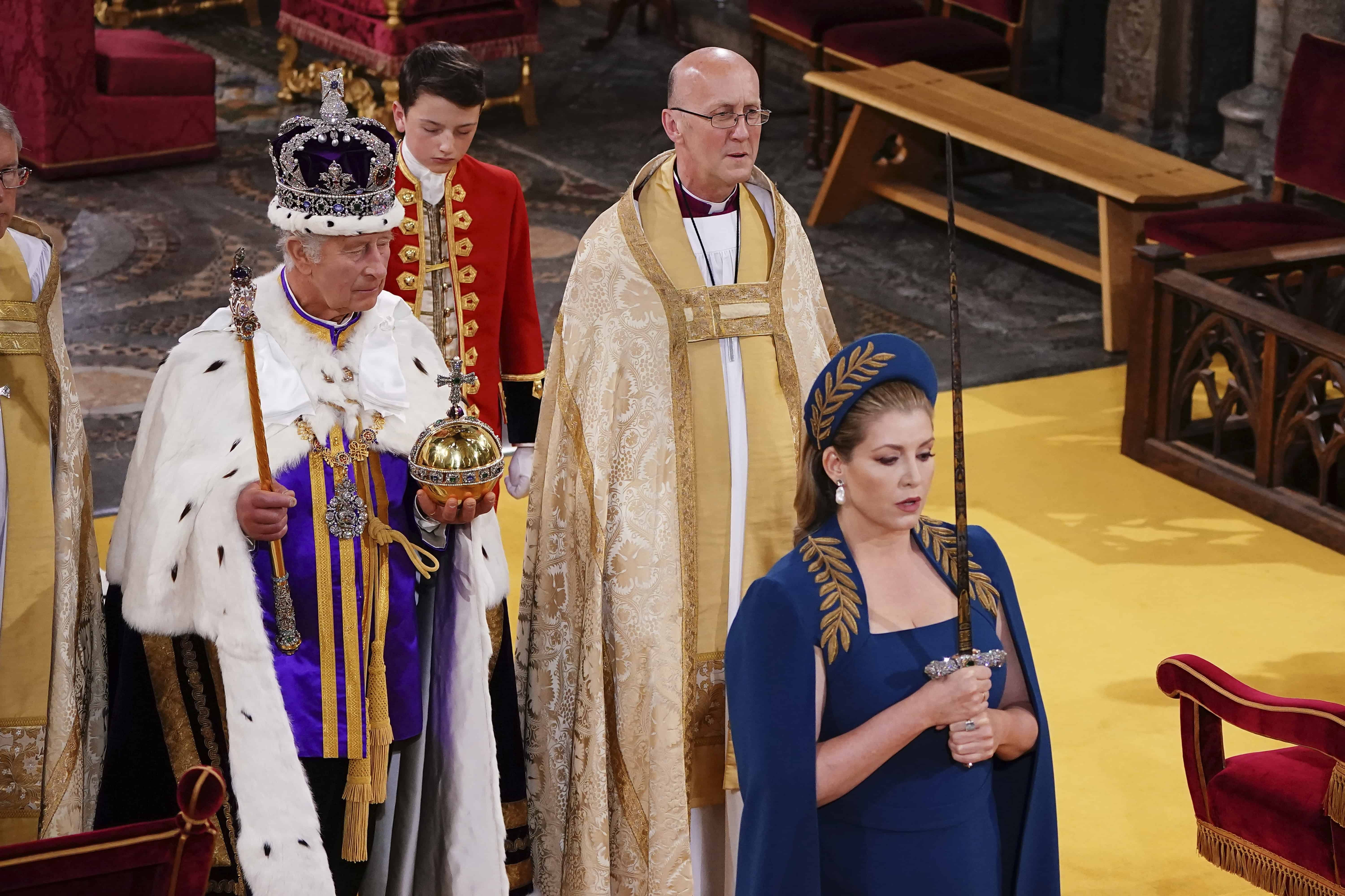 La legisladora británica, Penny Mordaunt, sostiene la espada del estado durante la ceremonia de coronación del rey Carlos III, en la Abadía de Westminster, Londres.