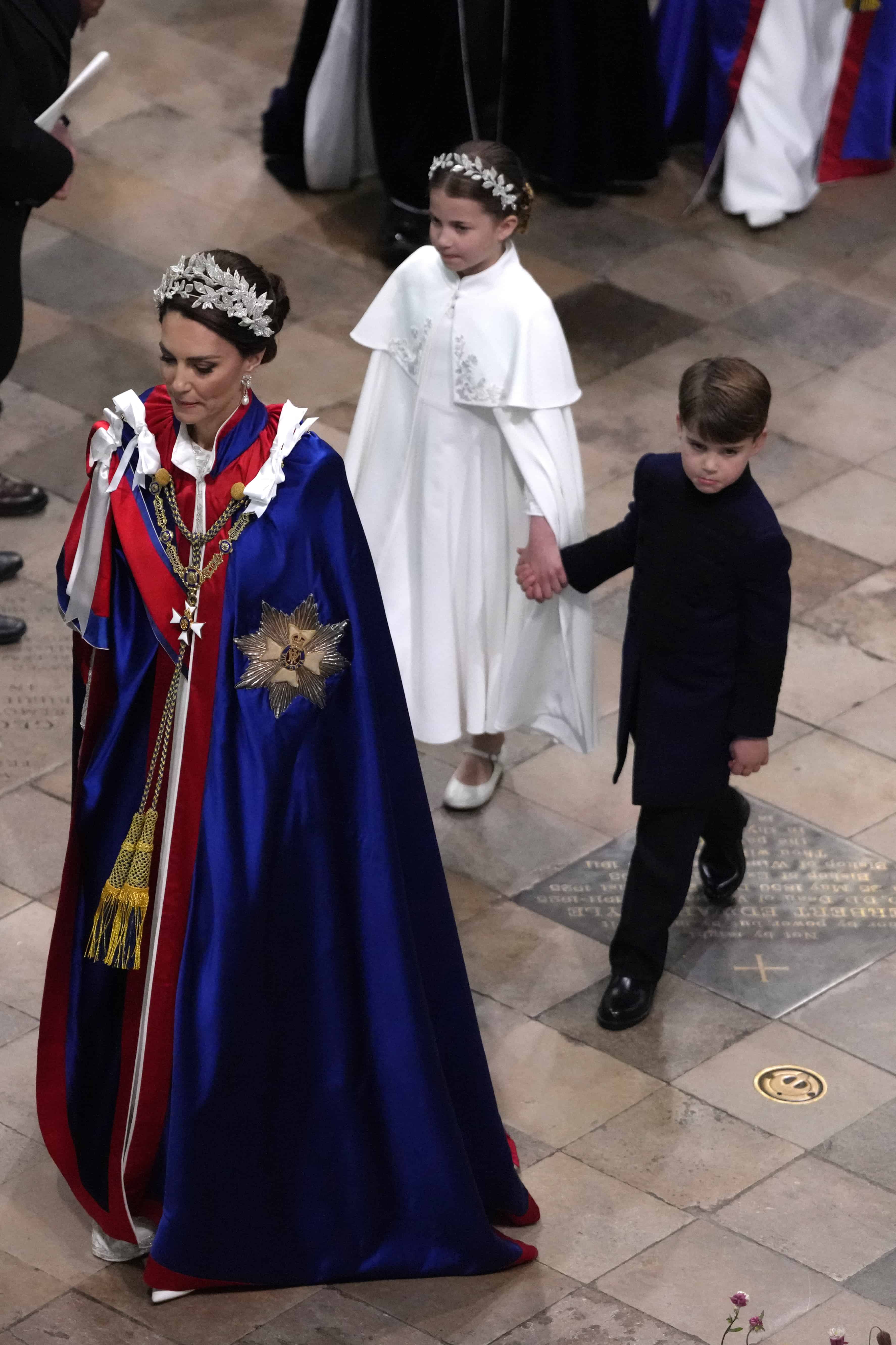 Catalina, la princesa de Gales, la princesa Carlota y el príncipe Luis caminan en la ceremonia de coronación del rey Carlos III de Gran Bretaña en la Abadía de Westminster en Londres.