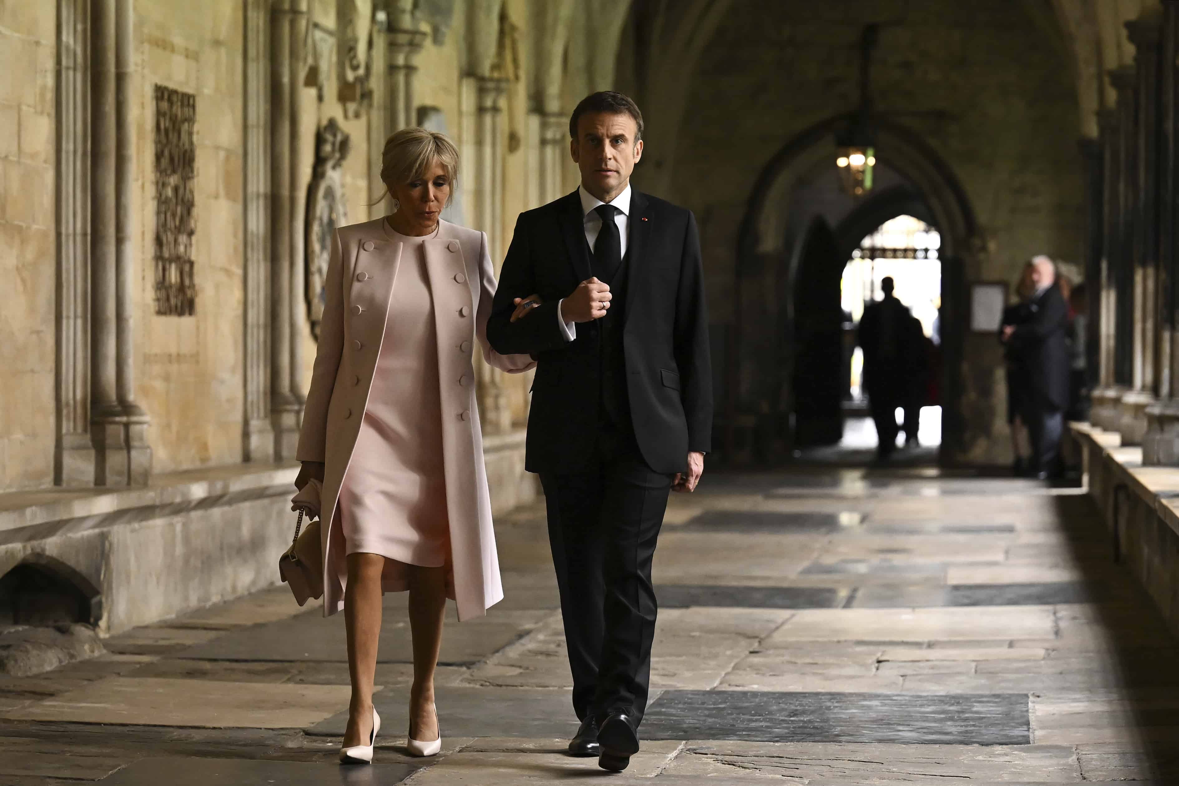 El presidente francés Emmanuel Macron y su esposa Brigitte Macron llegan a la Abadía de Westminster, en Londres.