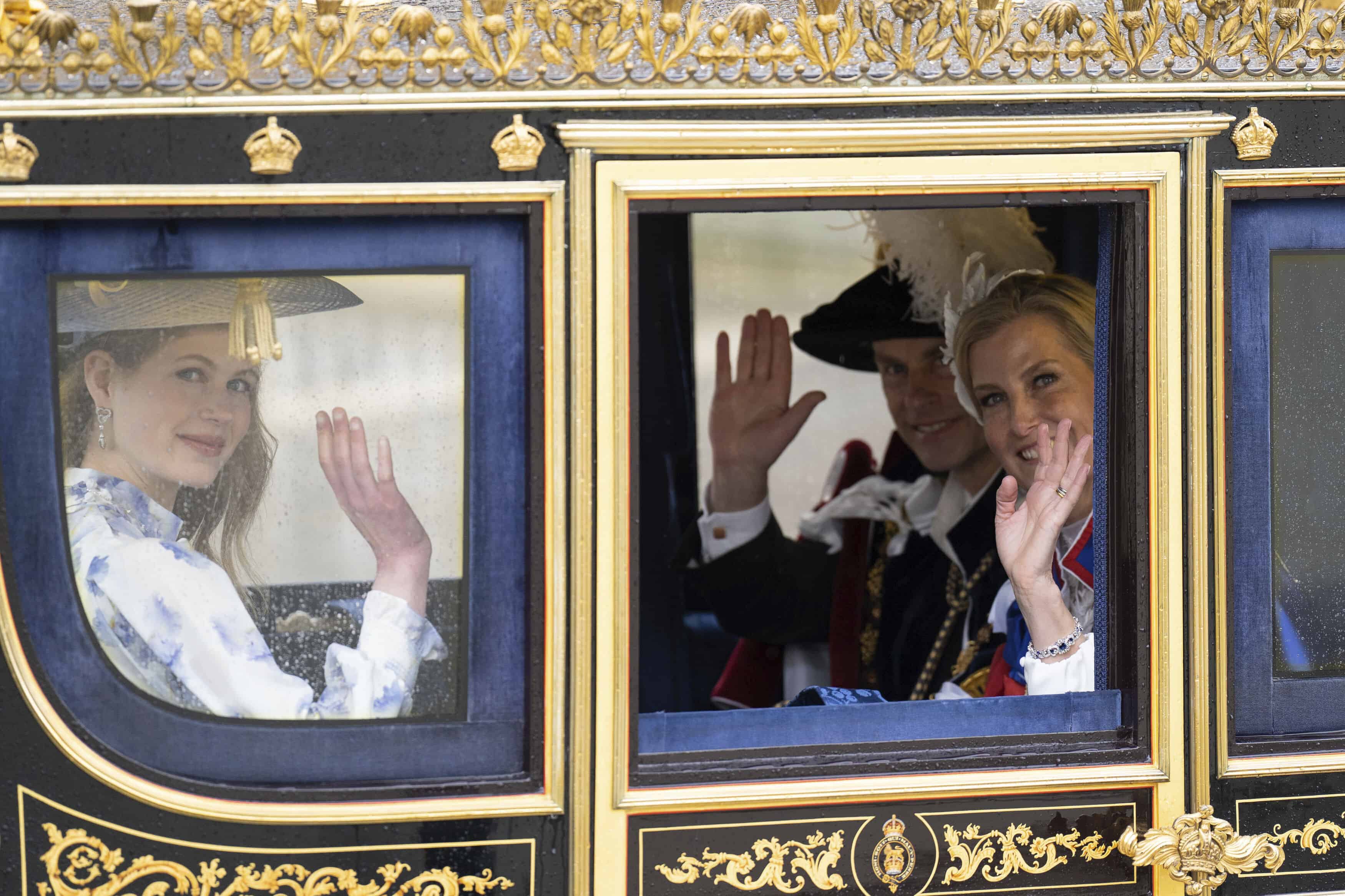 Desde la izquierda, Lady Louise Windsor, el príncipe Eduardo y la duquesa de Edimburgo regresan al Palacio de Buckingham en un carruaje después de la ceremonia de coronación del rey Carlos III y la reina Camila en Londres, el sábado 6 de mayo de 2023.