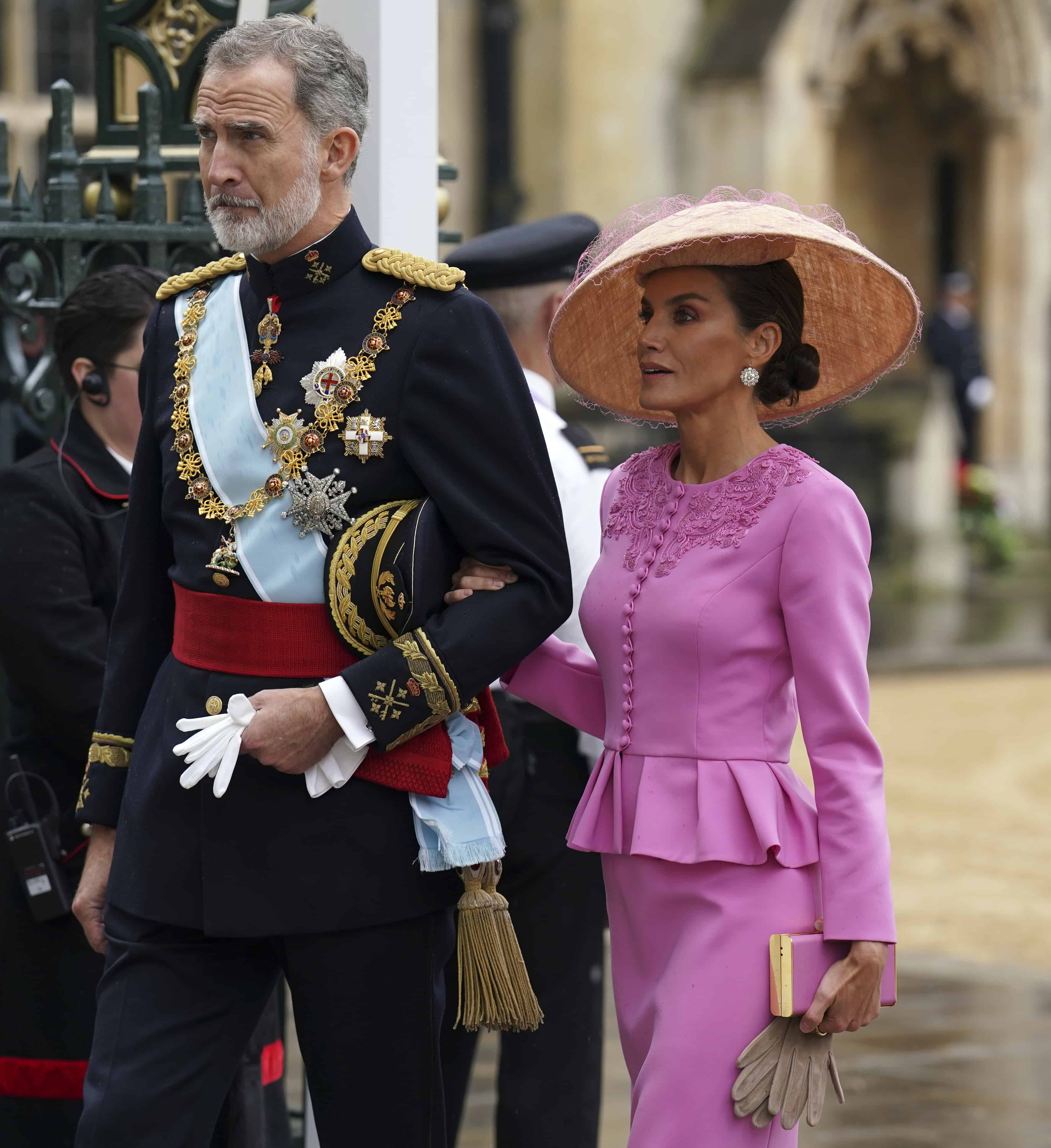 El rey Felipe VI y la reina Letizia de España llegan a la Abadía de Westminster para la coronación del rey Carlos III y la reina Camila en Londres.