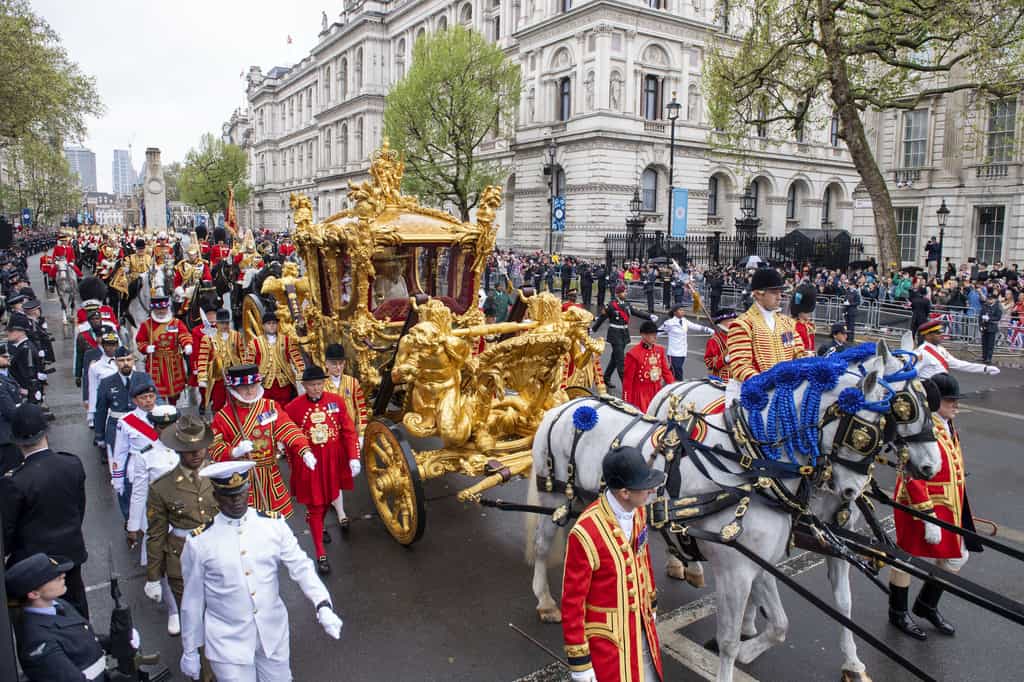 El rey Carlos III y la reina Camila viajan en el Gold State Coach hacia el Palacio de Buckingham, Londres, después de la ceremonia de coronación, el sábado 6 de mayo de 2023.