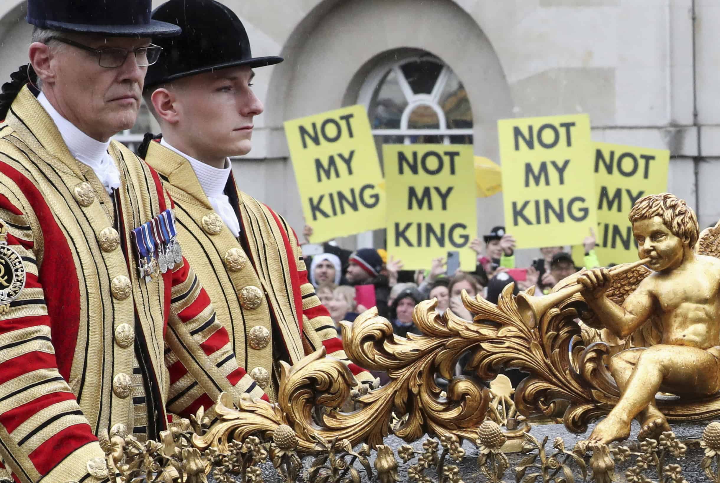 Un carruaje que transporta al príncipe Guillermo, Kate, la princesa de Gales y sus hijos, el príncipe George, la princesa Charlotte y el príncipe Louis de Gran Bretaña, pasa junto a los manifestantes después de la ceremonia de coronación del rey Carlos III en la Abadía de Westminster, en Londres, el sábado 6 de mayo de 2023.