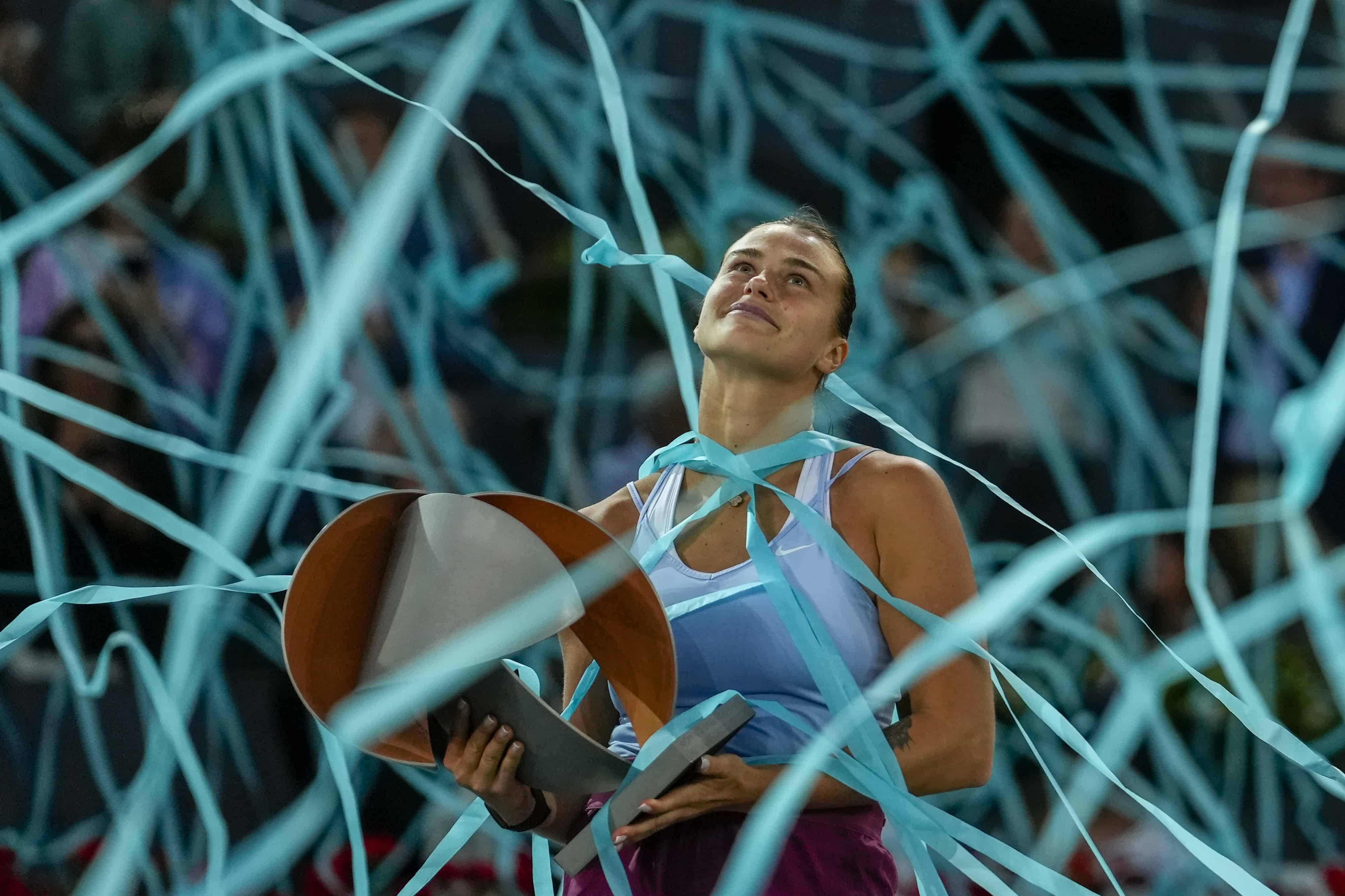 Aryna Sabalenka, de Bielorrusia, sostiene el trofeo de ganadora tras derrotar a Iga Swiatek, de Polonia, en la final femenina del Abierto de tenis de Madrid, en Madrid, España, el sábado 6 de mayo de 2023