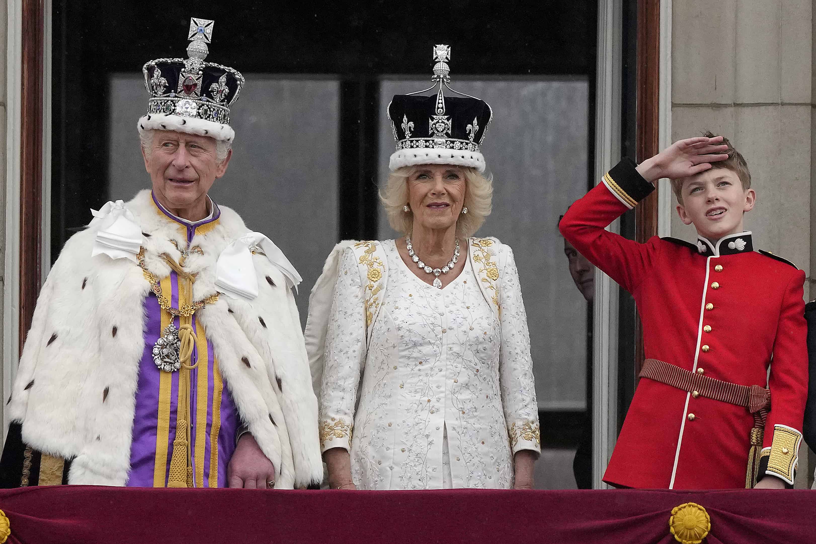 El rey Carlos III y la reina Camila de Gran Bretaña saludan a la multitud desde el balcón del Palacio de Buckingham después de la ceremonia de coronación en Londres.