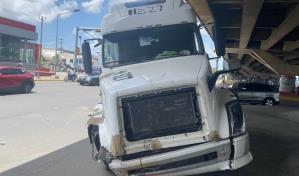 Se accidenta camión de carga en la avenida John F. Kennedy