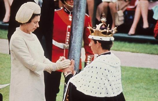 Hace 53 años la reina Isabel II coronó a Carlos como Príncipe de Gales