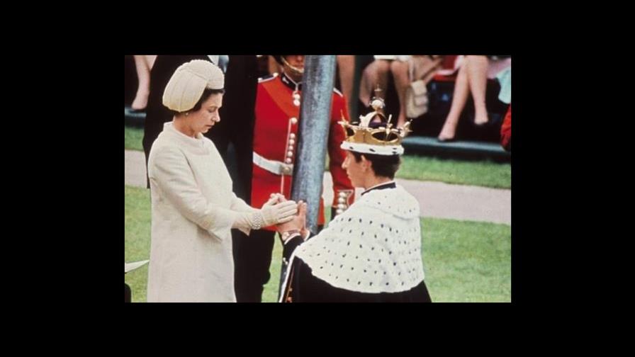 Hace 53 años la reina Isabel II coronó a Carlos como Príncipe de Gales