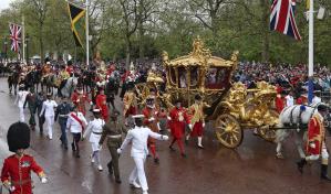 Seguidores del Liverpool abuchean el himno en día de coronación del rey