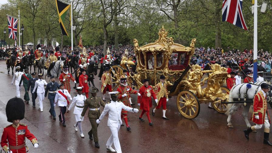 Seguidores del Liverpool abuchean el himno en día de coronación del rey