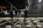 Autoridades decomisan 325 paquetes de droga y apresan a dos hombres en Barahona Autoridades decomisan 325 paquetes de droga y apresan a dos hombres en Barahona