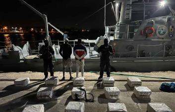 Autoridades decomisan 325 paquetes de droga y apresan a dos hombres en Barahona