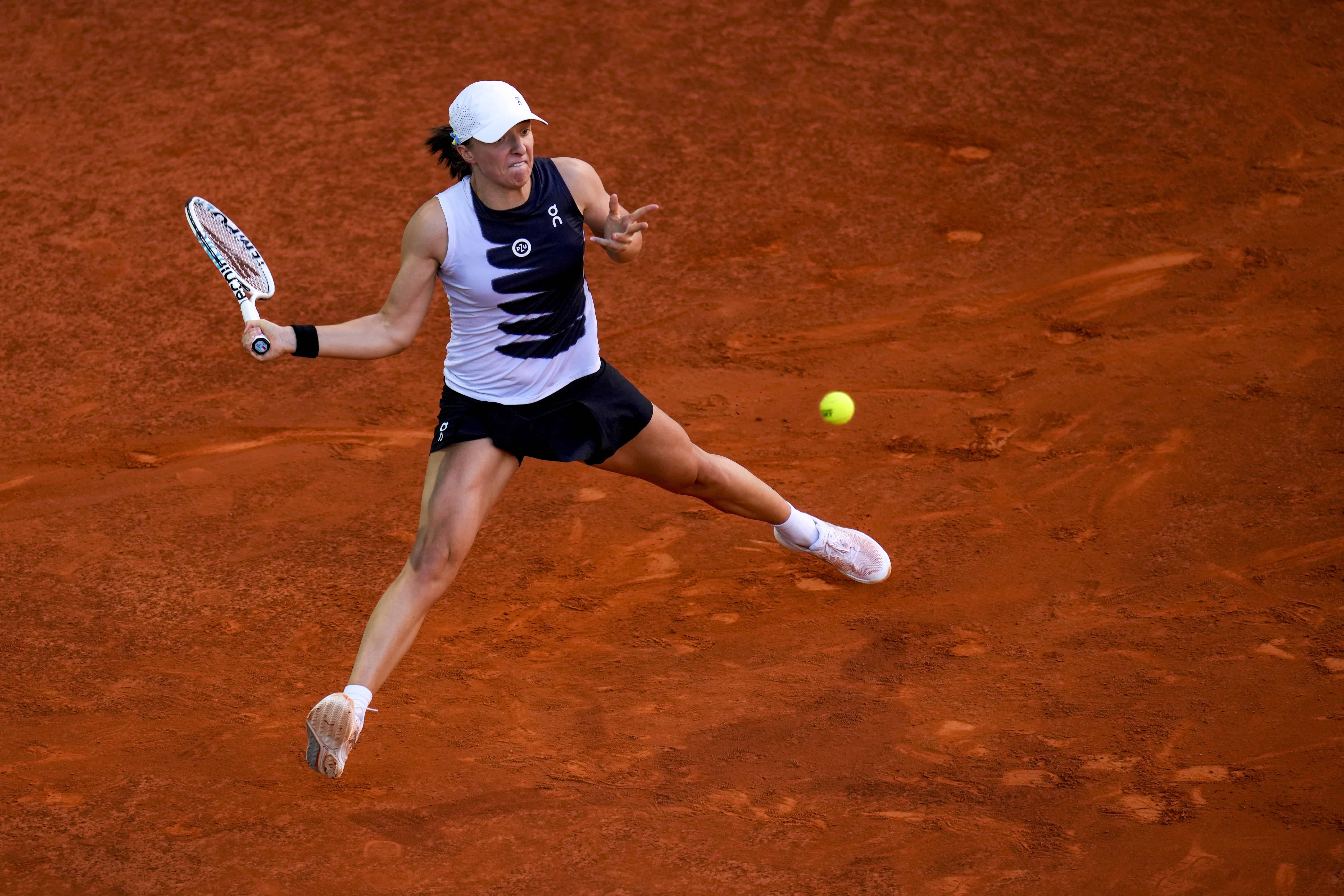 Iga Swiatek, de Polonia, devuelve el balón contra Aryna Sabalenka, de Bielorrusia, durante el partido final femenino en el torneo de tenis Abierto de Madrid en Madrid, España, el sábado 6 de mayo de 2023.