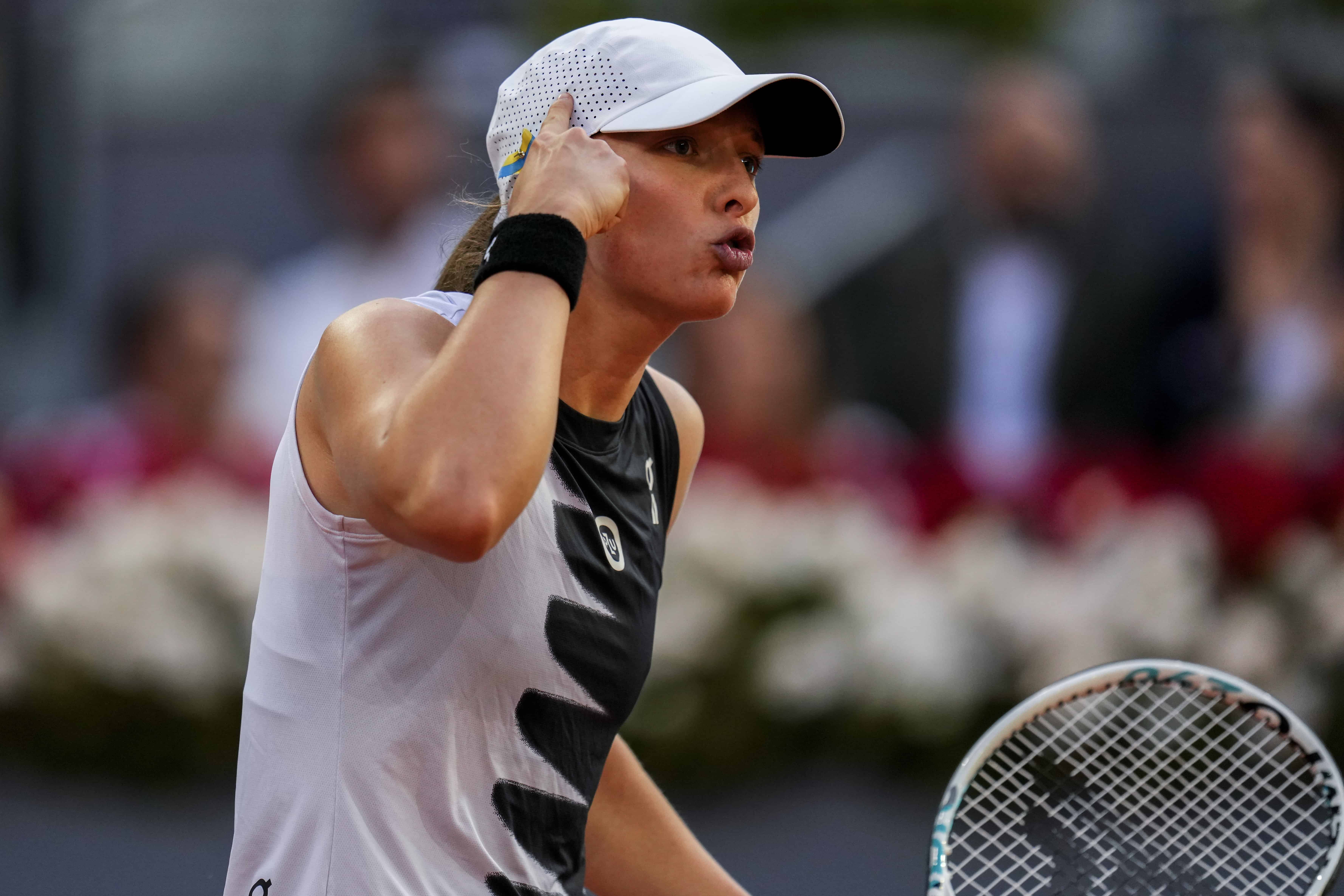 Iga Swiatek de Polonia reacciona contra Aryna Sabalenka de Bielorrusia durante su partido final femenino en el torneo de tenis Abierto de Madrid en Madrid, España, el sábado 6 de mayo de 2023.