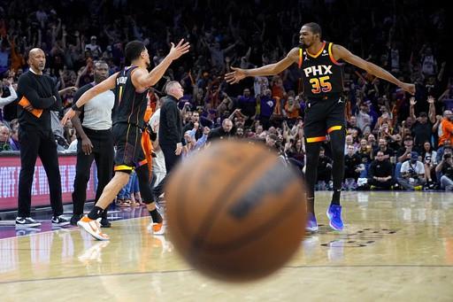 Booker asombra con 47 puntos; Suns se acercan a Nuggets