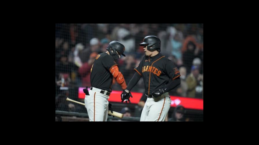 Pederson y Davis guían a Gigantes a triunfo sobre Cerveceros