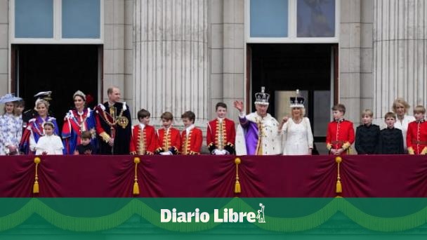 Carlos III saluda desde el balcón sin Harry ni Andrés