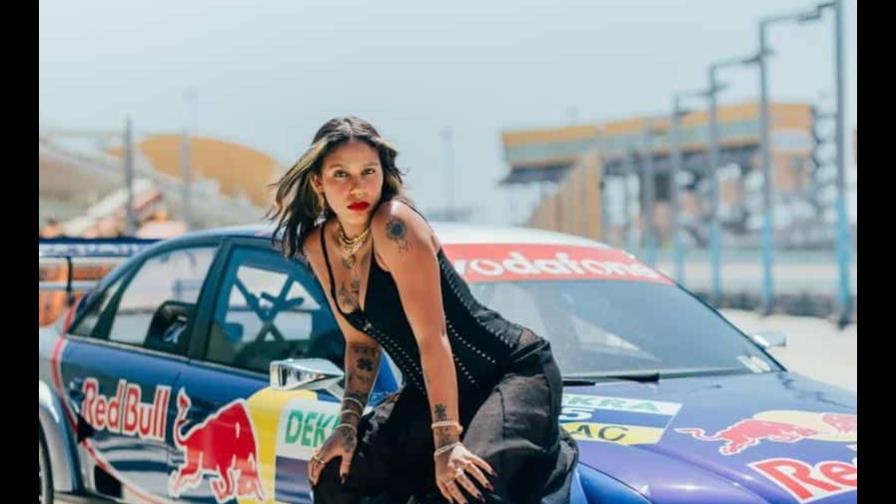 Tokischa participa en el torneo N16 Racing Celebrity E-Sports de la Red Bull