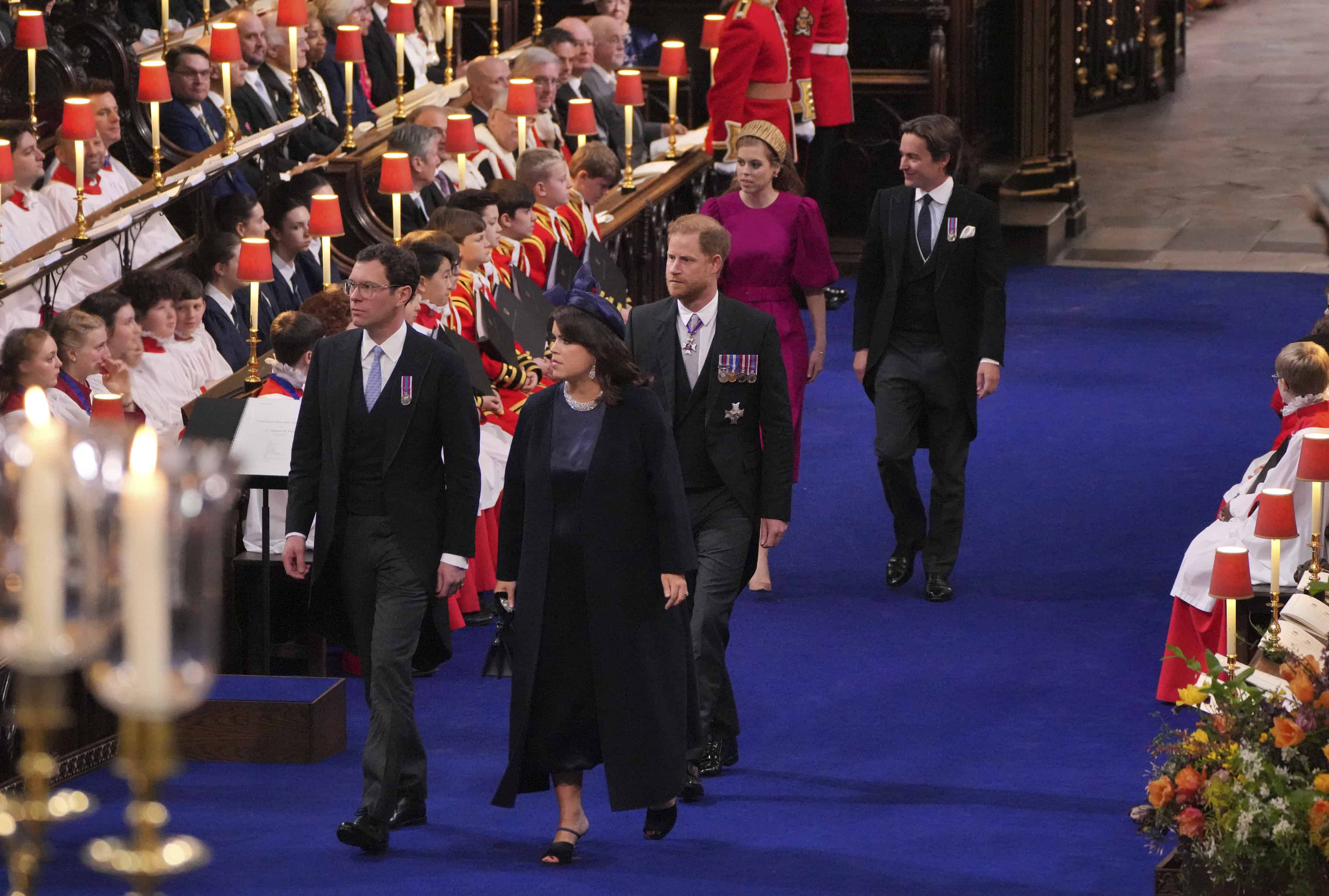 La princesa Eugenia y su esposo Jack Brooksbank, seguidos por el príncipe Enrique y la princesa Beatriz y su esposo Edoardo Mapelli Mozzi, llegan a la Abadía de Westminster para la ceremonia de coronación del rey Carlos III, en Londres.