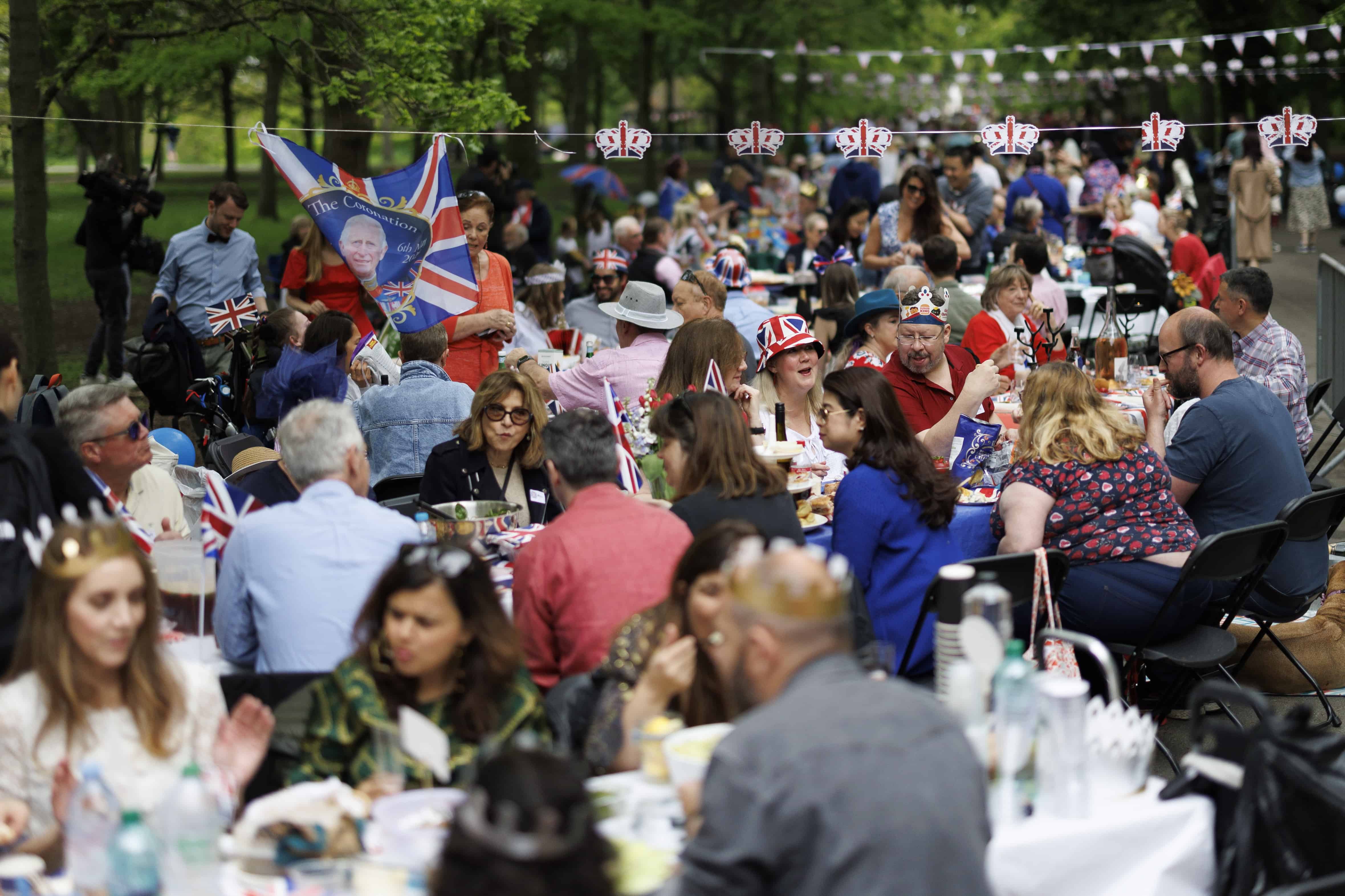 La gente se unió a la fiesta callejera, en el Regent's Park, en Londres.