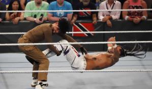 Bad Bunny se impone en una dura pelea callejera al luchador Damian Priest