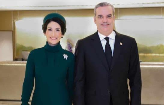 Luis Abinader y Raquel Arbaje a tono con la monarquía