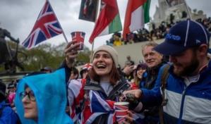 Guillermo y Catalina saludan al público que asistirá al concierto de Windsor