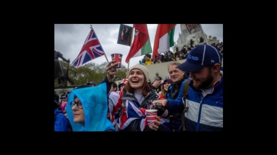 Guillermo y Catalina saludan al público que asistirá al concierto de Windsor