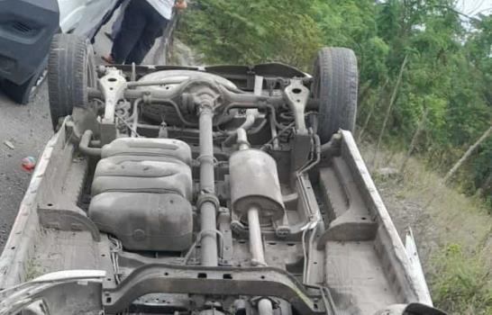 Hombre muere al volcarse su vehículo en la carretera Puerto Plata-Navarrete