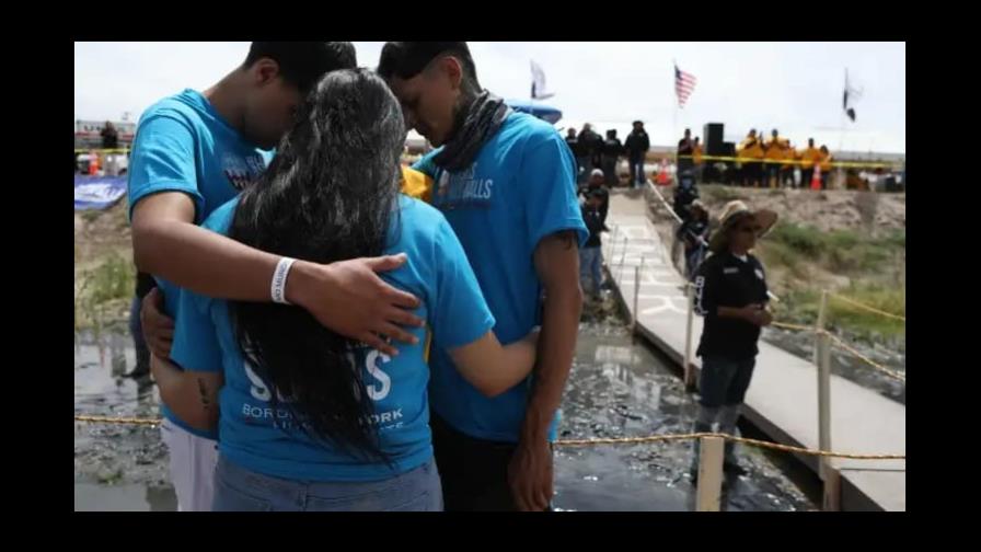Migrantes se abrazan y derriban simbólicamente el muro entre México y EEUU Migrantes se abrazan y derriban simbólicamente el muro entre México y EEUU