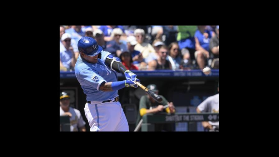 Pérez pega jonrón y Reales evitan barrida de Atléticos