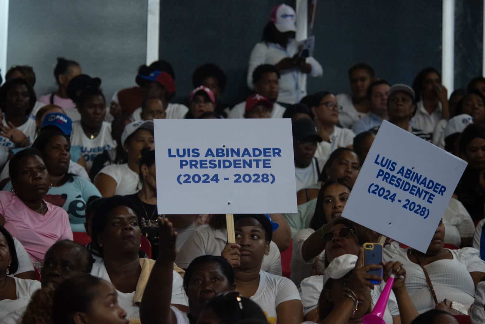 Perremeístas piden reelección de Abinader. 