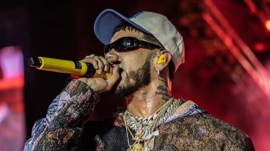 Anuel AA responde a las críticas por la bizarra y provocadora canción que le dedicó a Karol G