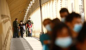 Migrantes aceleran cruce a EEUU y transforman ciudad de Texas en dormitorio