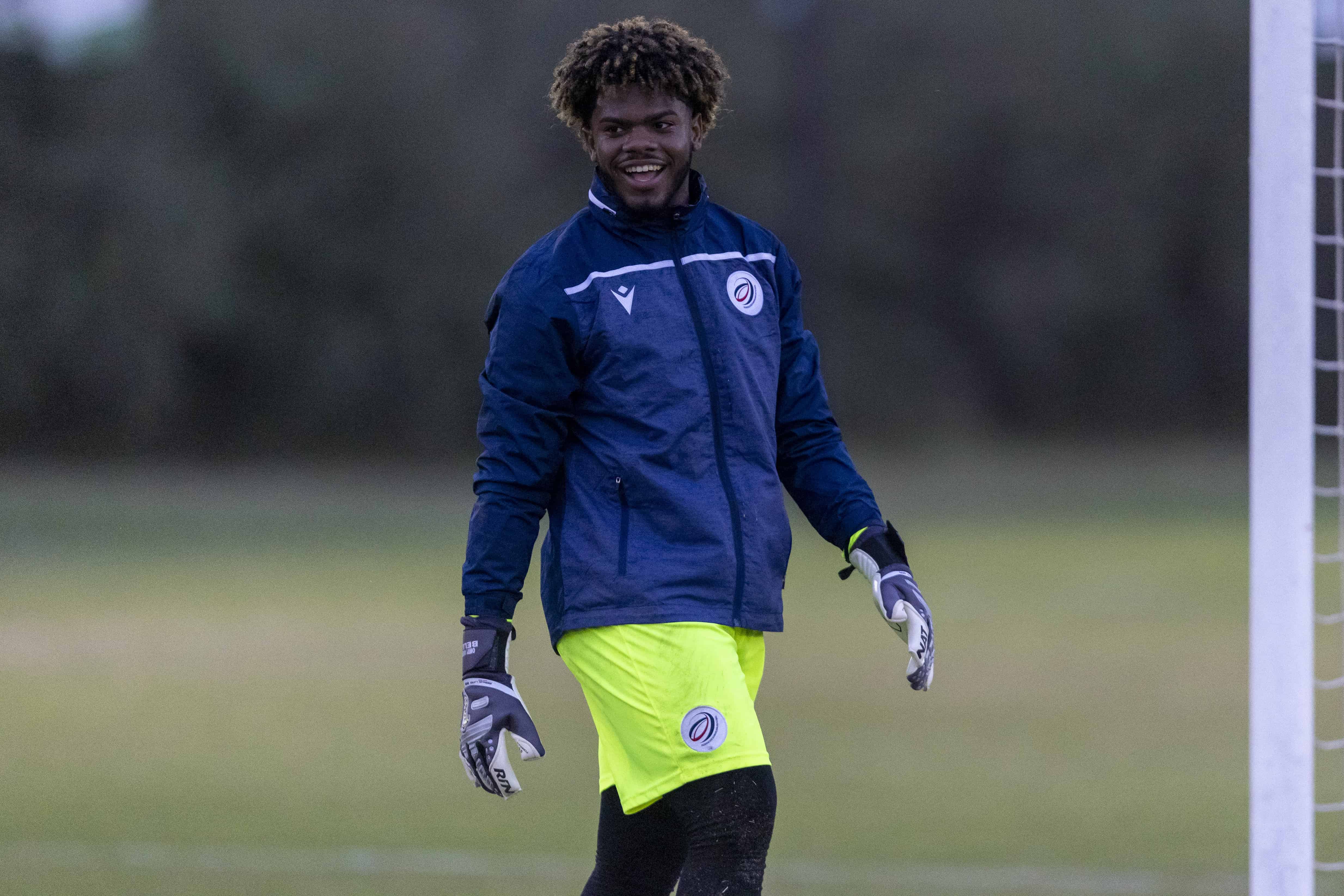 Omry Bello, de O&M FC, durante el primer entrenamiento de República Dominicana en Argentina.