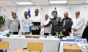 Entregan equipos para escuela de entrenamiento policial en Río San Juan