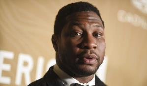 Actor Jonathan Majors comparece en caso por violencia machista, que su defensa niega