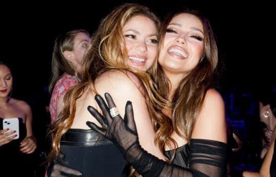 El abrazo de cariño y admiración entre Shakira y Thalía en evento de Billboard