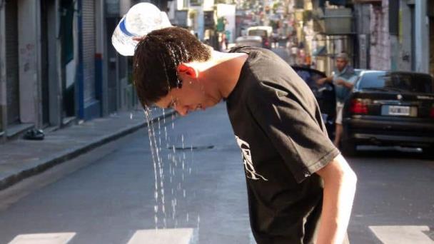 Ministro confirma una ola de calor en El Salvador con temperaturas hasta los 42 grados