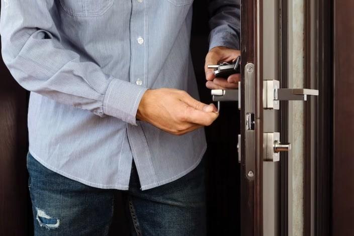 Seguridad en el hogar: cómo mantener sus puertas y ventanas seguras